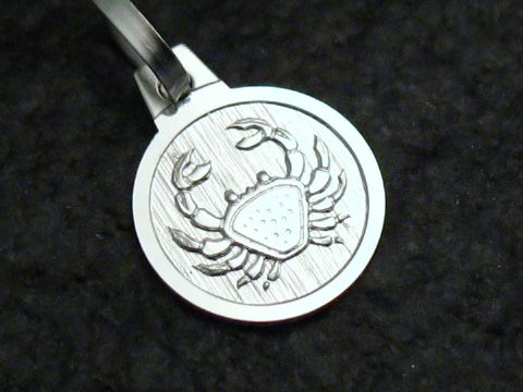 39650-0 Krebs Sterling Silber Sternzeichen Anhänger mit detailliertem Krebs-Motiv, hergestellt von Juwelier Harnisch. Ideal als Geschenk oder persönliches Schmuckstück.