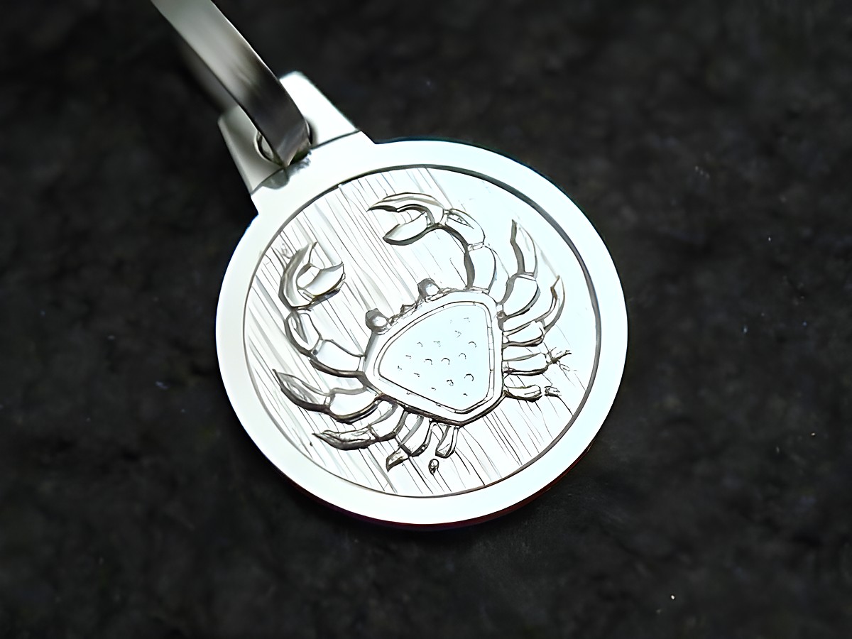 Krebs Sterling Silber Sternzeichen Anhänger mit detailliertem Krebs-Motiv, hergestellt von Juwelier Harnisch. Ideal als Geschenk oder persönliches Schmuckstück.