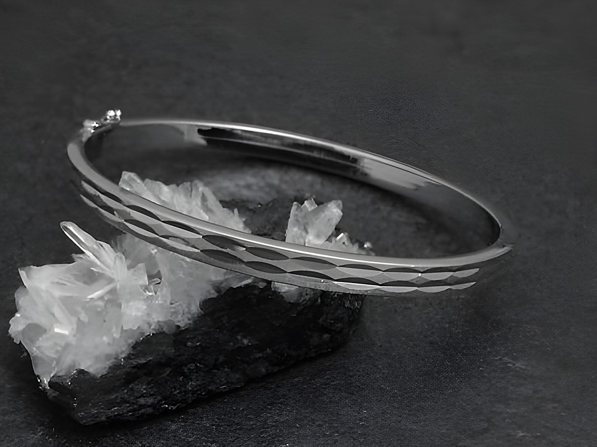 Silber Armreifen schick 4,8 mm rhodiniert 18 cm Hersteller Juwelier Harnisch, der Armreifen liegt elegant auf einem schwarzen Untergrund, umgeben von klarem Kristall.