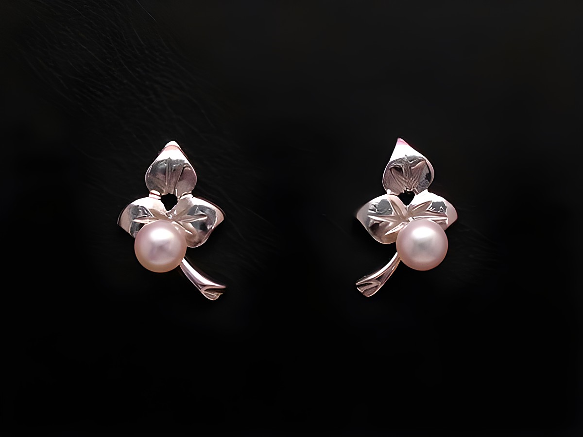 Ohrringe Blatt aus Weißgold mit Zuchtperle, Hersteller Juwelier Harnisch, elegant und stilvoll gestaltet, ideal für feierliche Anlässe oder den Alltag.