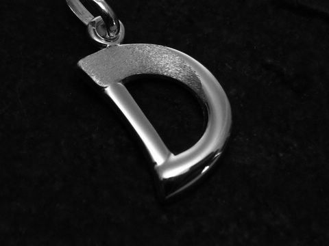 Buchstaben Anhänger D aus teilmattiertem Sterling Silber, hergestellt von Juwelier Harnisch, geschmackvolles Design für persönlichen Schmuck.