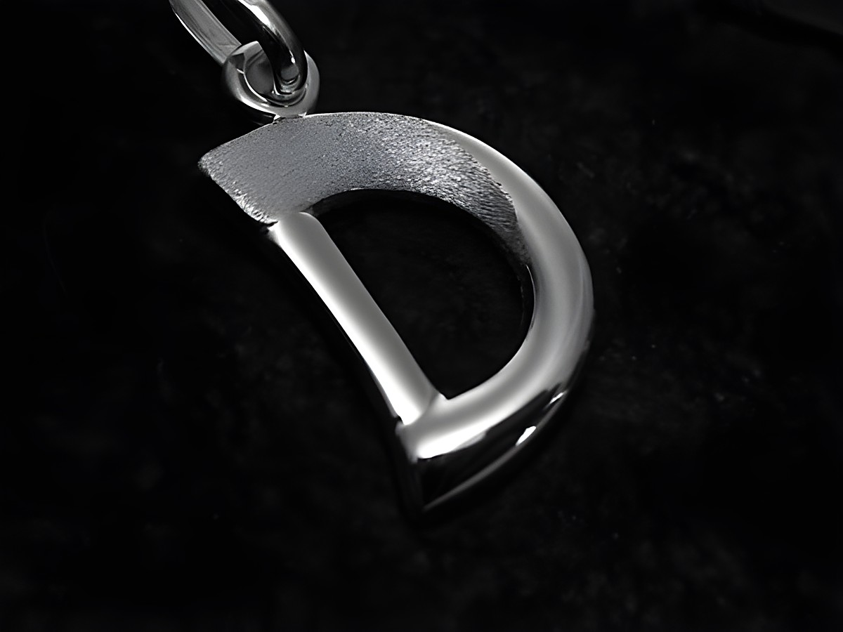 Buchstaben Anhänger D aus teilmattiertem Sterling Silber, hergestellt von Juwelier Harnisch, geschmackvolles Design für persönlichen Schmuck.