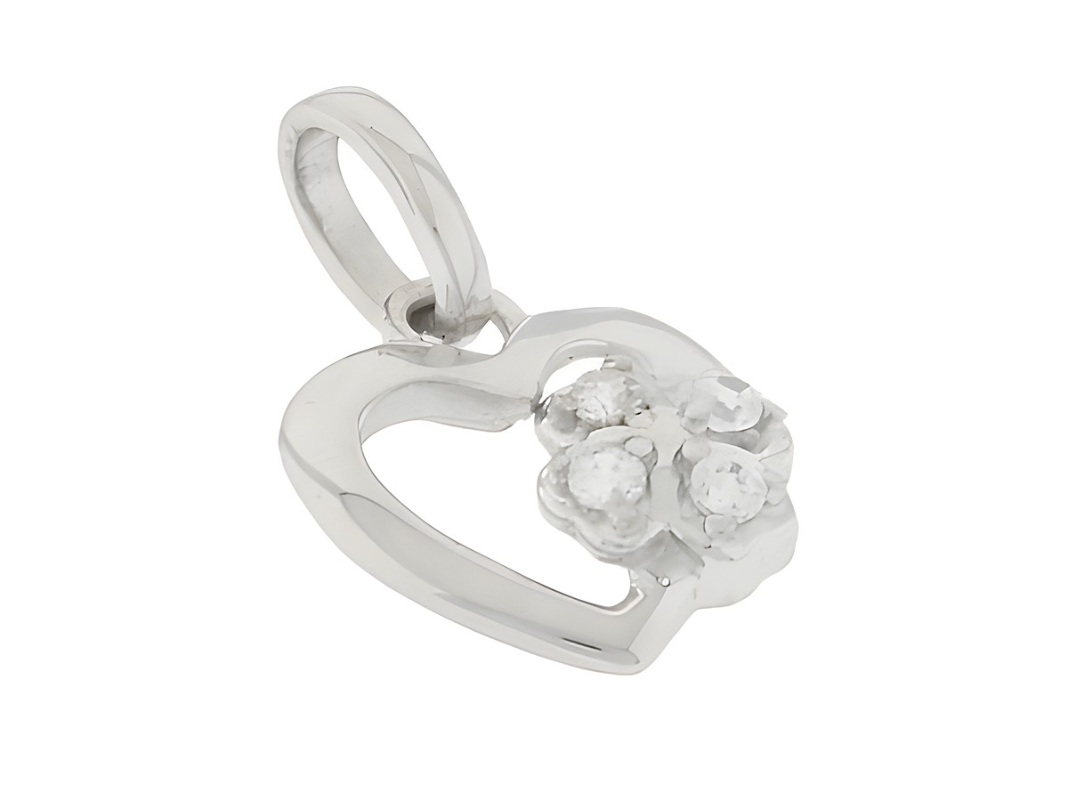 Silber Anhänger in Herzform mit einem Kleeblatt-Motiv, rhodiniert und besetzt mit klarem Zirkonia, Hersteller Juwelier Harnisch, plastisch gestaltet.