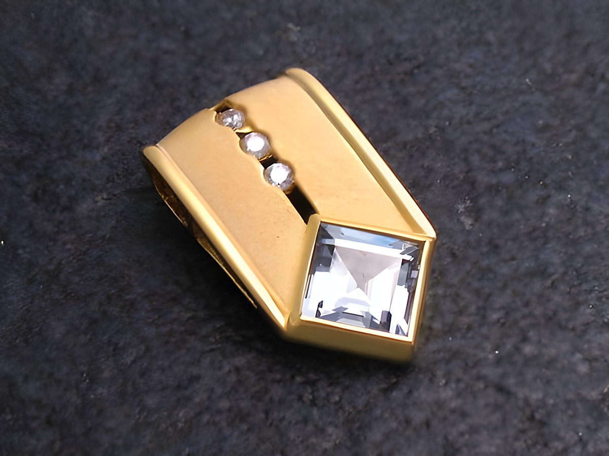 Gold Anhänger zeitlos synth. Erimit Gold 585 mit einer quadratischen Swarovski-Optik und drei kleinen Zirkonia steinen, Hersteller Juwelier Harnisch.