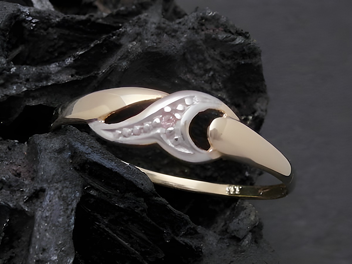 Gold Ring entzückend Gold 333 bicolor Diamant Goldring Gr. 59 Hersteller Juwelier Harnisch bis Gr. 60/19 auf schwarzem Hintergrund abgebildet.