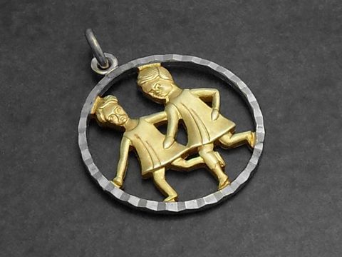 Zwillingsanhänger aus 925 Sterling Silber mit Vergoldung, dargestellt durch zwei spielende Figuren, hergestellt von Juwelier Harnisch, Symbol für das Sternzeichen Zwillinge.