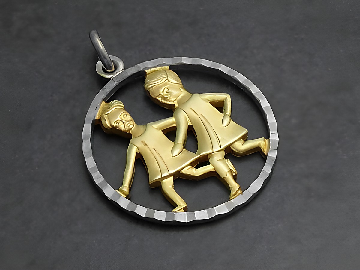 Zwillingsanhänger aus 925 Sterling Silber mit Vergoldung, dargestellt durch zwei spielende Figuren, hergestellt von Juwelier Harnisch, Symbol für das Sternzeichen Zwillinge.