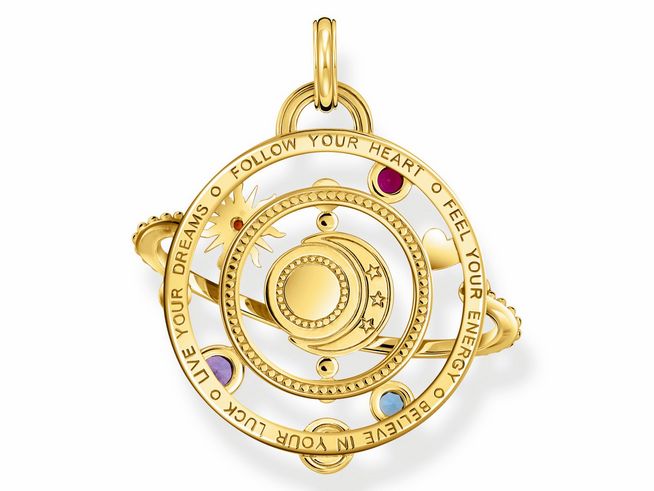 Der Thomas Sabo Anhänger PE953-776-7 zeigt einen kosmischen Talisman aus vergoldetem Silber mit bunten Emaille- und Zirkonia-Elementen, der mit Symbolen der Träume und Energie verziert ist.