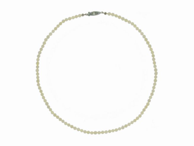 Perlenkette aus Akoya-Zuchtperlen 4-4,5 mm in Weiß, 44 cm lang, mit Silberverschluss, klassisch und elegant, Hersteller Juwelier Harnisch.
