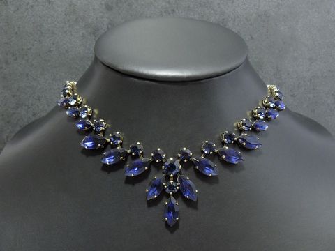 Strass Kette individuell in Safirblau, 43-46 cm, goldfarbene Fassung von Juwelier Harnisch, elegant und einzigartig, perfekt für besondere Anlässe.