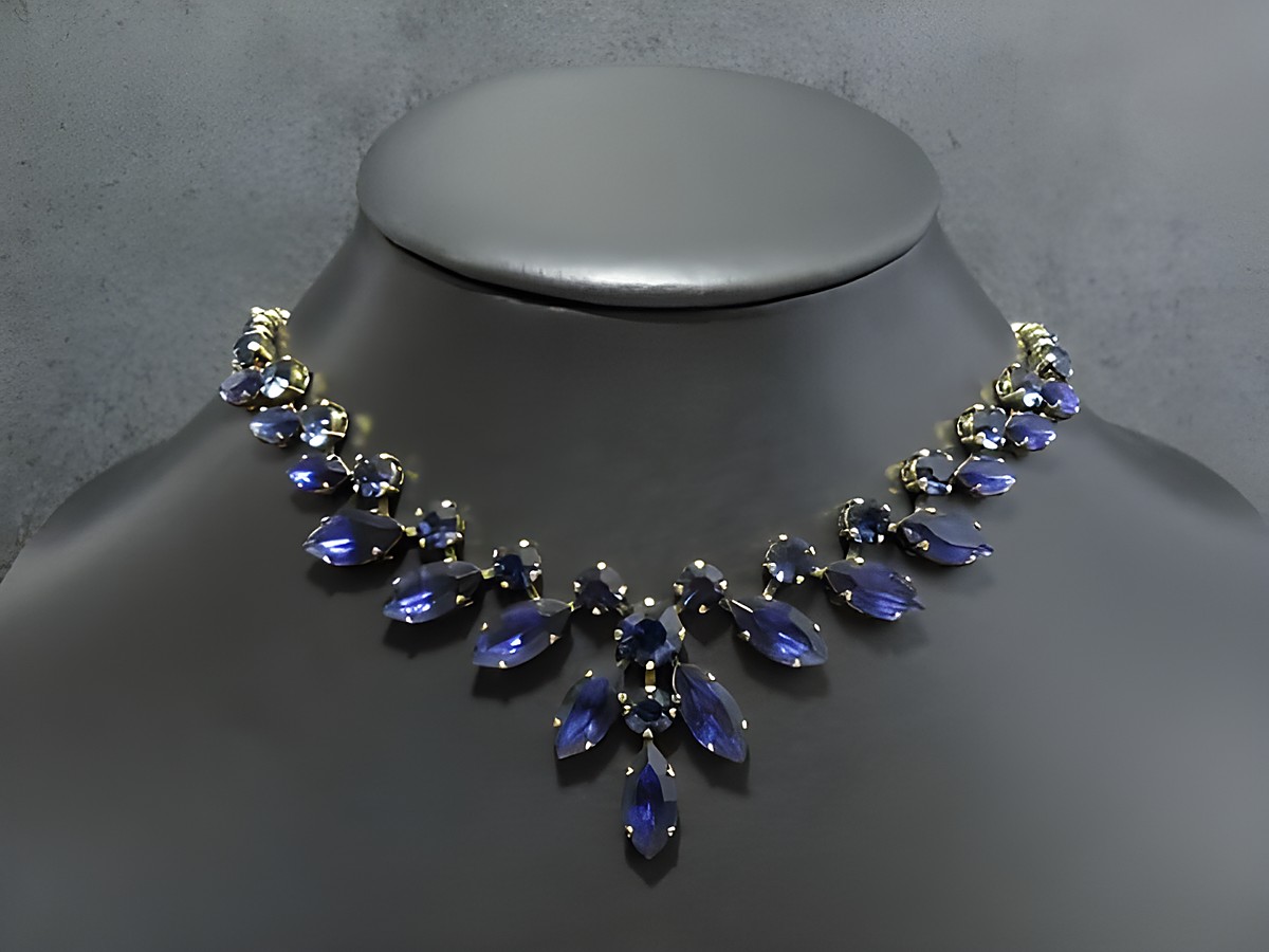 Strass Kette individuell in Safirblau, 43-46 cm, goldfarbene Fassung von Juwelier Harnisch, elegant und einzigartig, perfekt für besondere Anlässe.