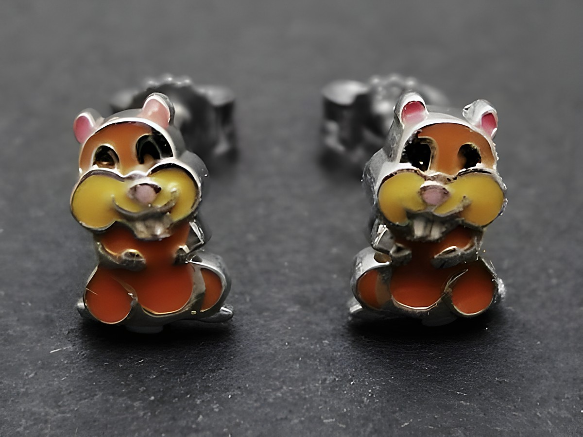 Biber Silber Ohrringe für Kinder in tierischem Design, aus Lack mit braun, gelb, weiß und schwarz. Hersteller Juwelier Harnisch.