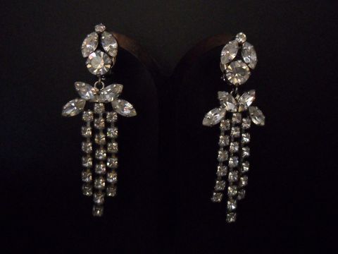 Silberfarbene nostalgische Ohrclips mit Strass, Juwelier Harnisch, und filigranen Verzierungen, geschmückt mit funkelnden Elementen und langen Anhängern, perfekt für besondere Anlässe.