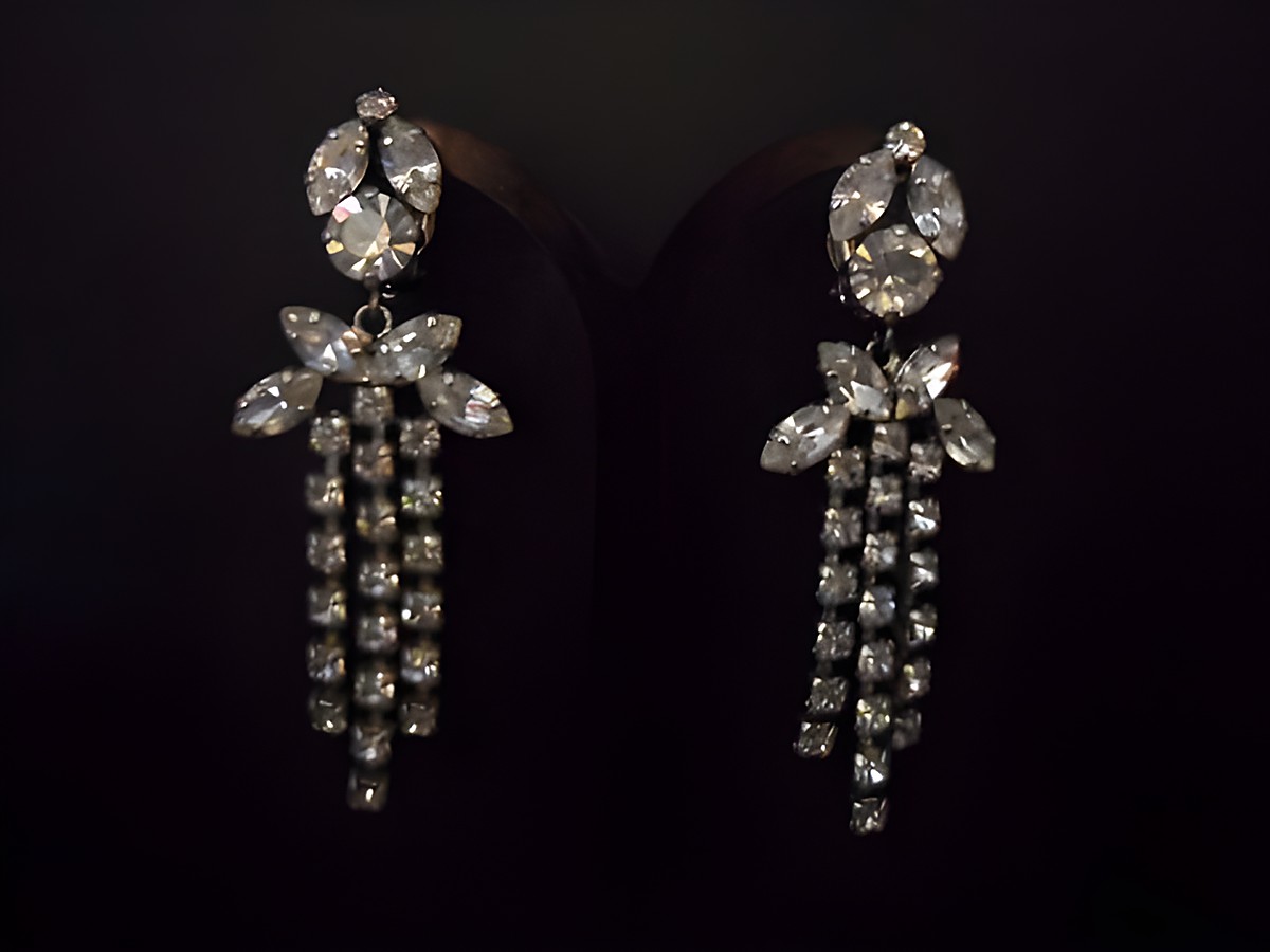 Silberfarbene nostalgische Ohrclips mit Strass, Juwelier Harnisch, und filigranen Verzierungen, geschmückt mit funkelnden Elementen und langen Anhängern, perfekt für besondere Anlässe.