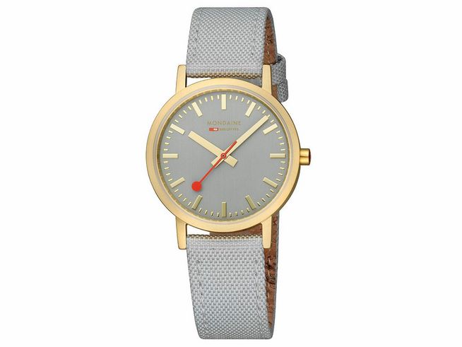 Mondaine Classic Uhr A660.30314.80SBU mit 36 mm Gehäuse, IP Gelbgoldvergoldung und grauem Ziffernblatt, ausgestattet mit einem grauen Stoffarmband und rotem Sekundenzeiger.