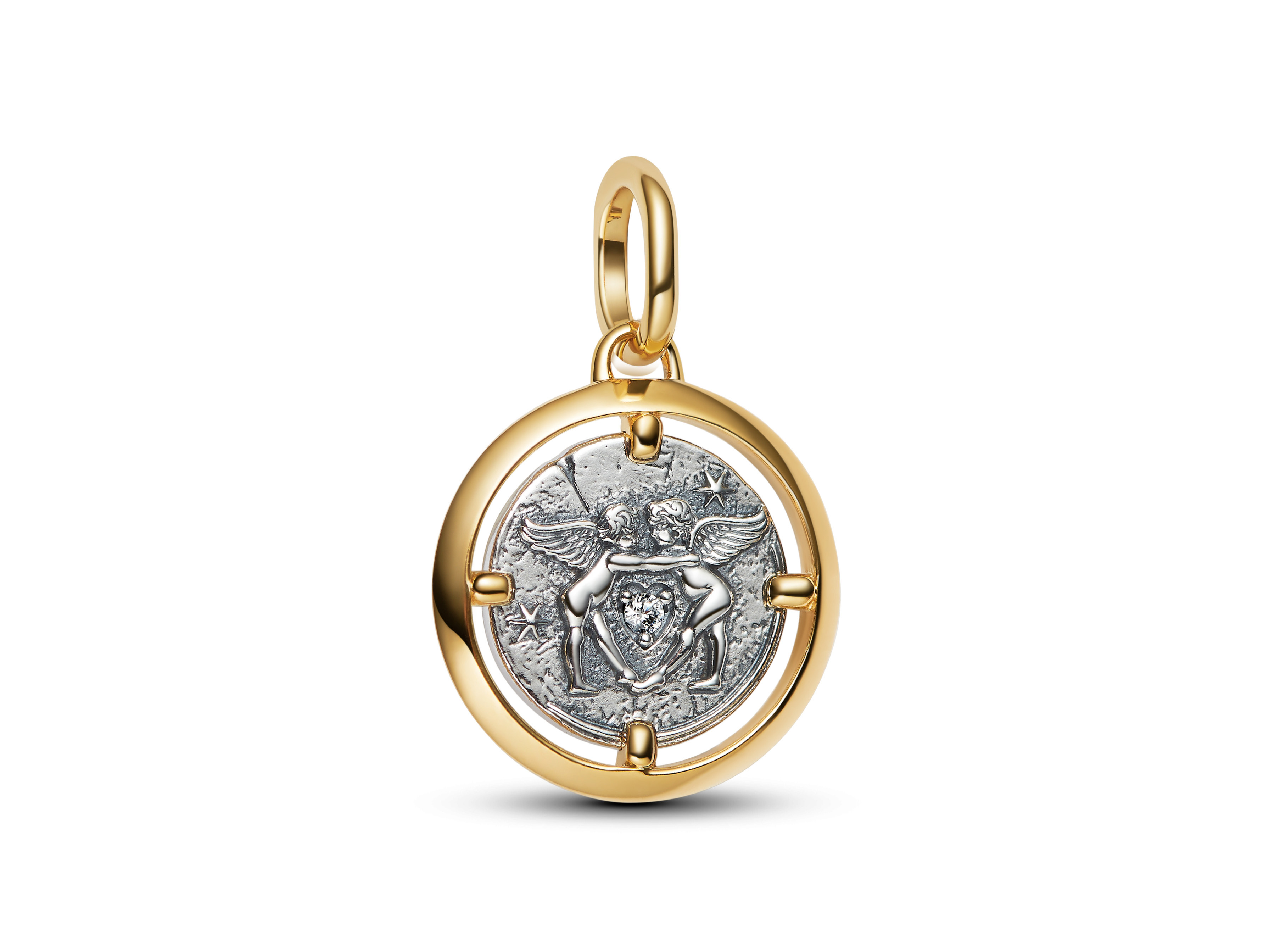 Silberner Amor Medaillon-Charm Anhänger mit gelbgold vergoldetem Rahmen, verziert mit Zirkonia, präsentiert eine romantische Szene auf der Vorderseite, ideal für stilvolle Schmuckliebhaber.