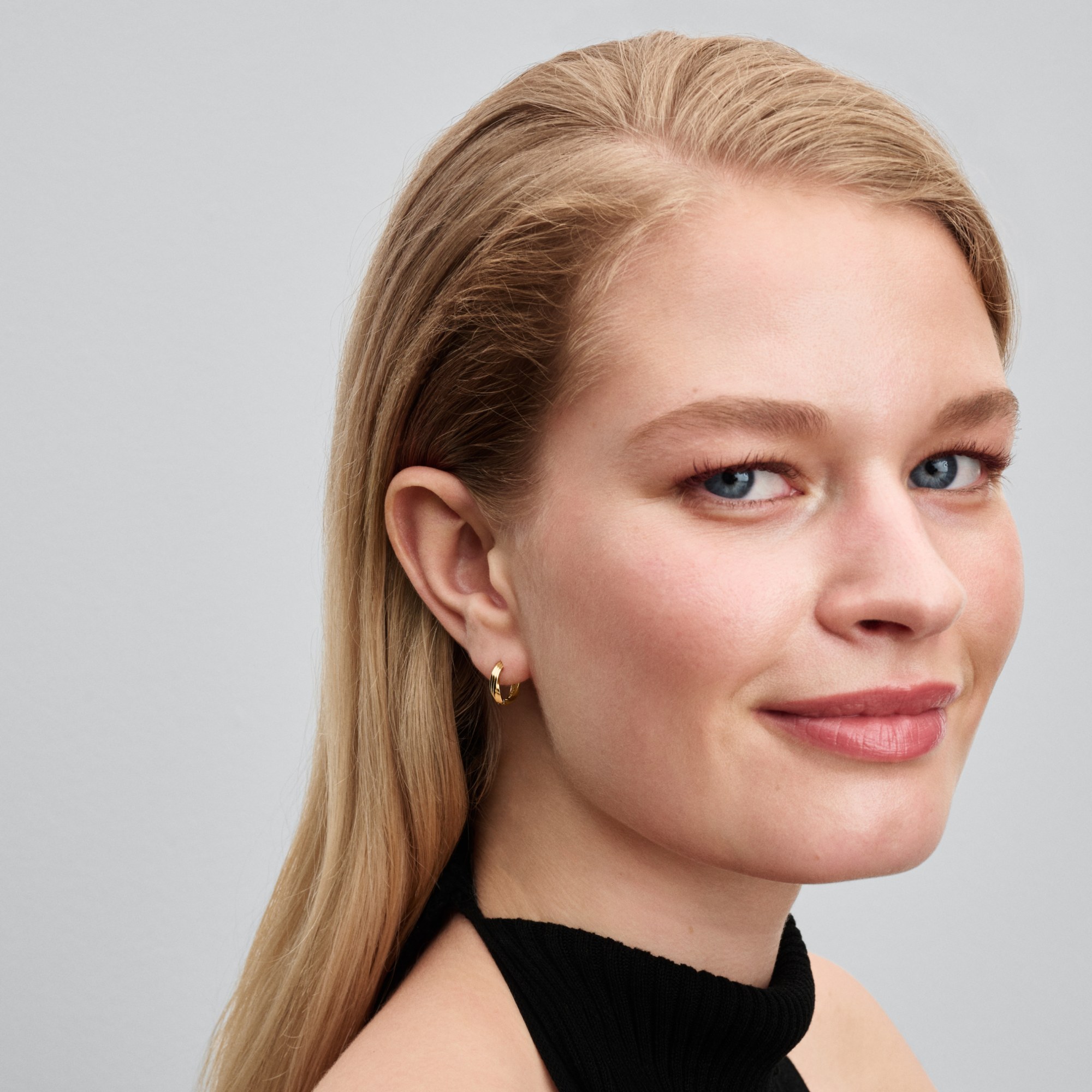Pandora ESSENCE - verdrehter Huggie-Ohrring - Gelbgold Vergoldung – Ansicht 2