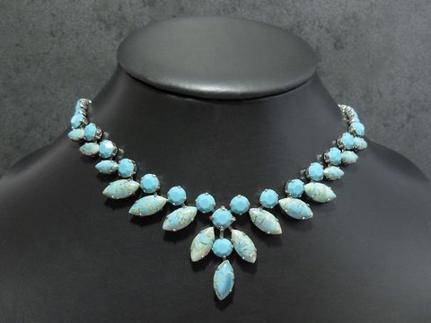 Eine elegante silberfarbene Strasskette im Naturlook mit türkisfarbenen Elementen, die in einer Länge von 43-46 cm erhältlich ist. Ideal für stilvolle Anlässe.