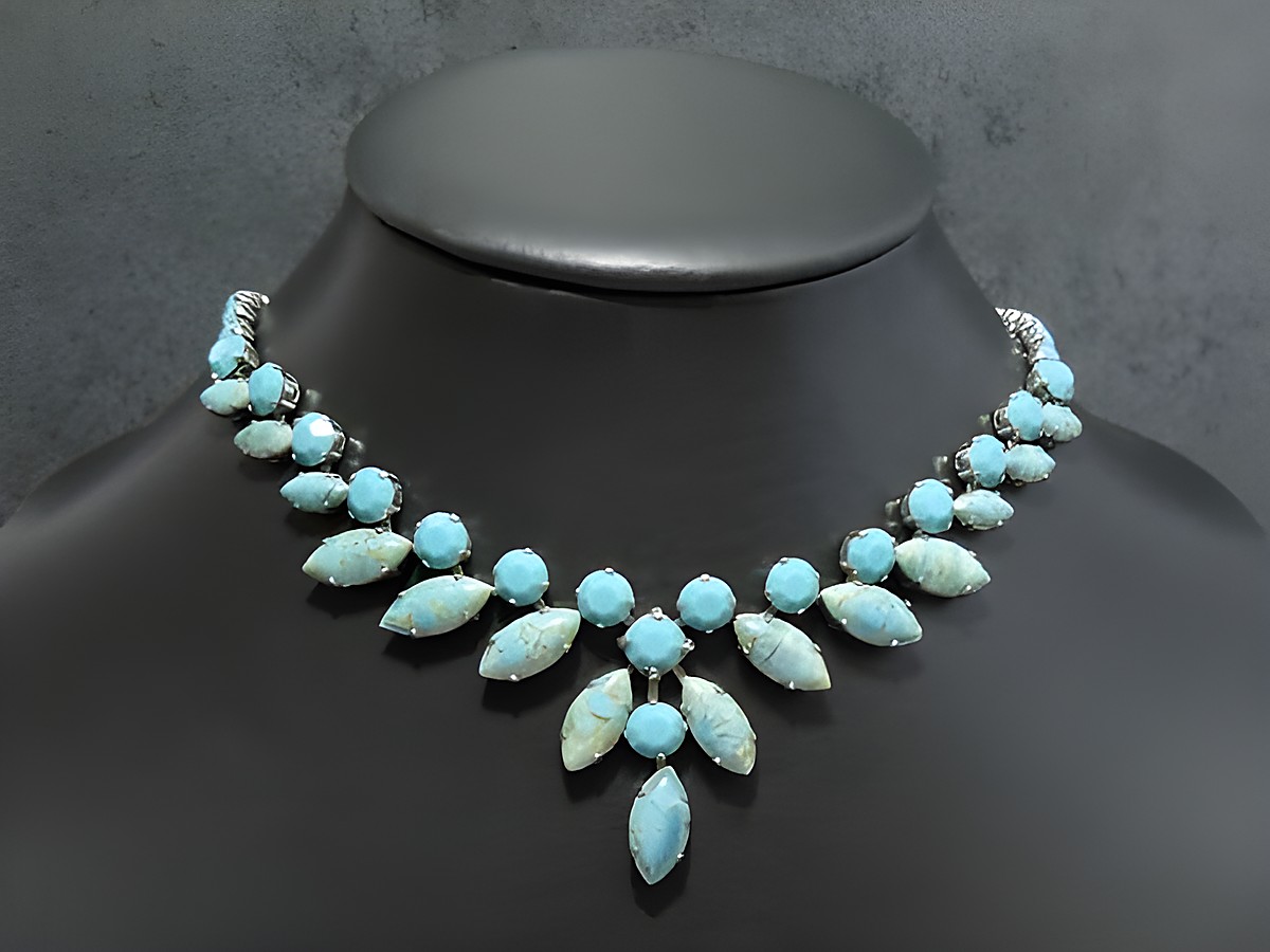 Eine elegante silberfarbene Strasskette im Naturlook mit türkisfarbenen Elementen, die in einer Länge von 43-46 cm erhältlich ist. Ideal für stilvolle Anlässe.