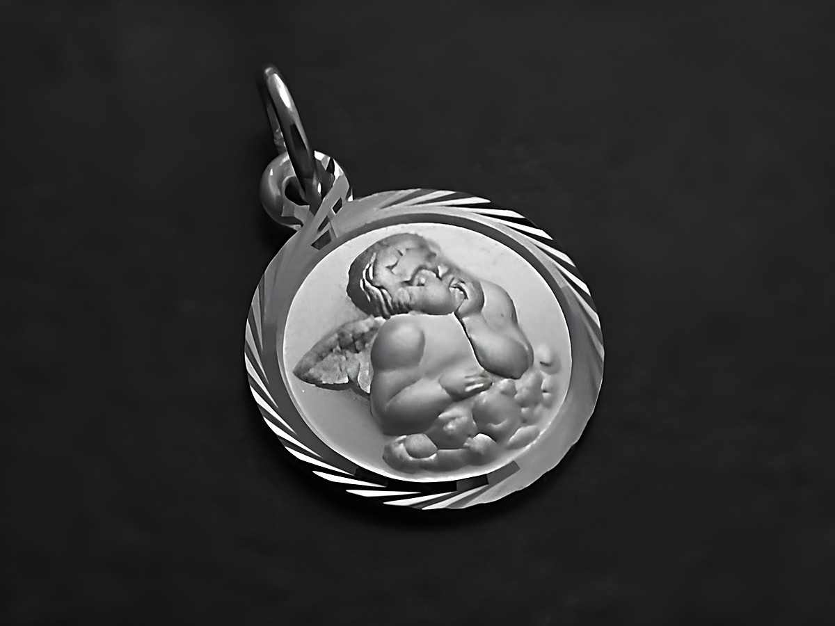 Engel auf Wolke Anhänger aus mattiertem Sterling Silber, gestaltet von Juwelier Harnisch, zeigt einen liebevollen Engel in detailreicher Darstellung, ideal als Schmuckstück für besondere Anlässe.