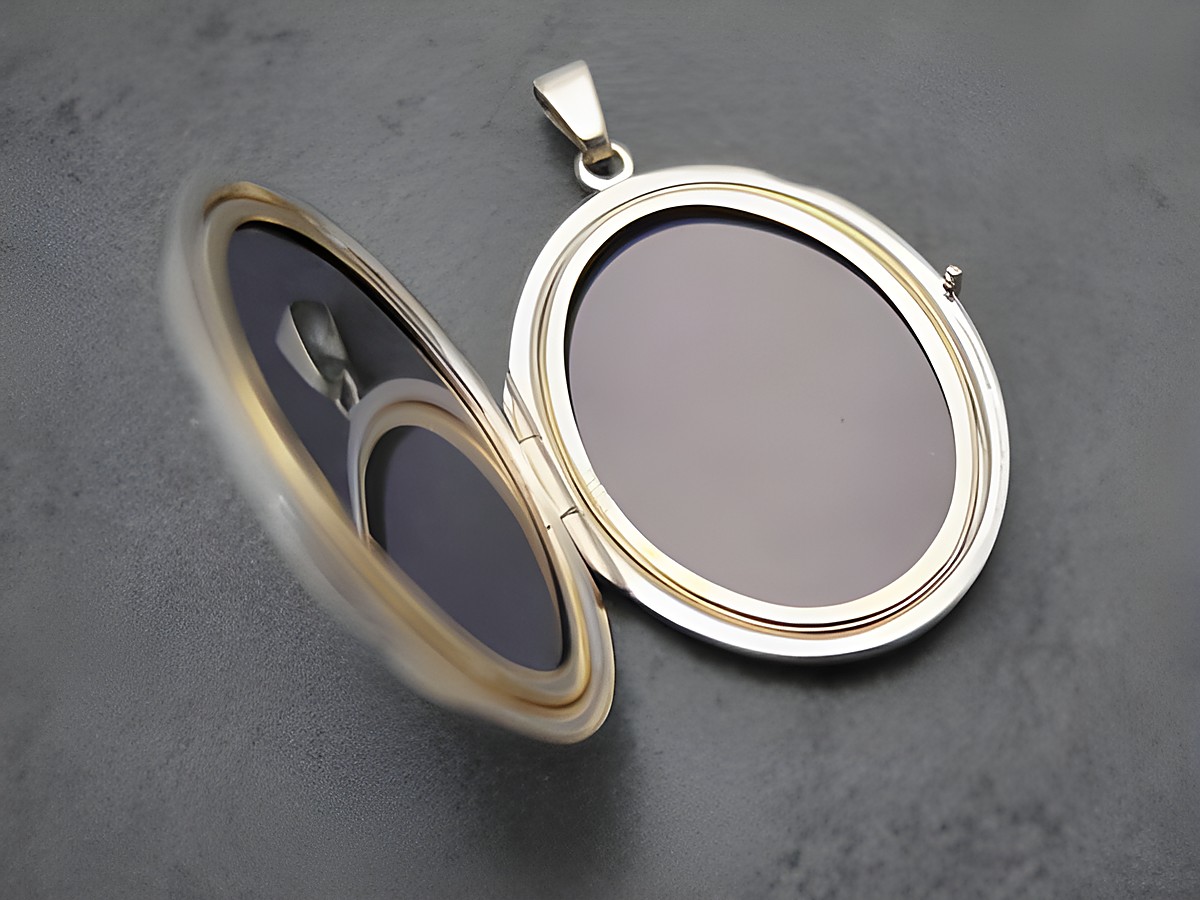 Gold Medaillon mit bourbonischer Lilie, 31 mm, Gold 585, Hersteller Juwelier Harnisch, ovales Design, geöffnet und zeigt Platz für zwei Bilder. – Ansicht 2