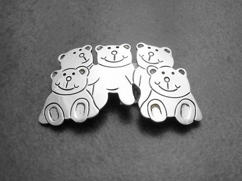 Teddy Bär Anhänger und Brosche aus 925 Sterling Silber, designet von Juwelier Harnisch, zeigt fünf fröhliche Bären in einer ansprechenden Anordnung, ideal für Tierliebhaber.