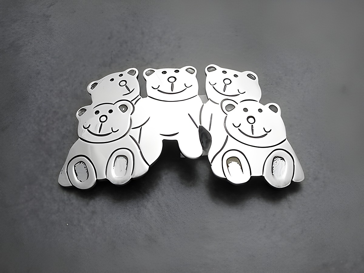 Teddy Bär Anhänger und Brosche aus 925 Sterling Silber, designet von Juwelier Harnisch, zeigt fünf fröhliche Bären in einer ansprechenden Anordnung, ideal für Tierliebhaber.