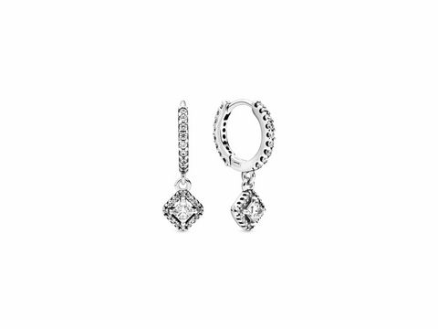 Sterling Silber Creolen von Pandora mit Zirkonia, elegant gestaltete Ohrringe, glänzende Oberfläche und funkelnde Steine, ideal für besondere Anlässe oder den täglichen Gebrauch.
