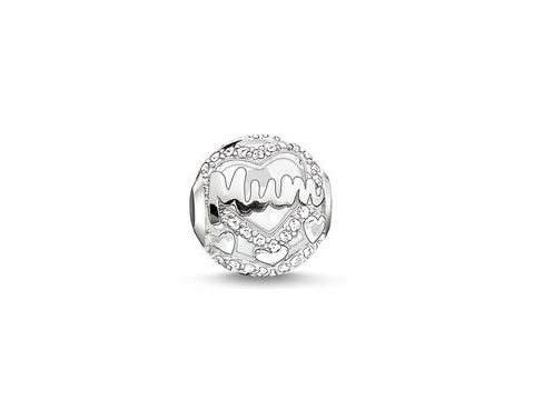 Silberner Karma Bead von Thomas Sabo mit der Gravur Mum und verzierten Herzen, besetzt mit funkelnden Zirkonia. Ideal als stilvolles Geschenk oder für persönliche Schmuckstücke.