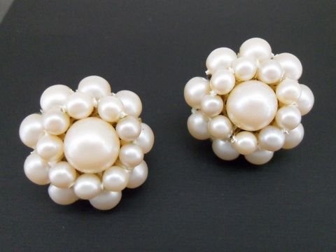 71788-0 Ohrclip in Weiß mit blumigem Design, verziert mit goldfarbenen Elementen und synthetischen Zuchtperlen, Hersteller: Juwelier Harnisch, Ohrclip.