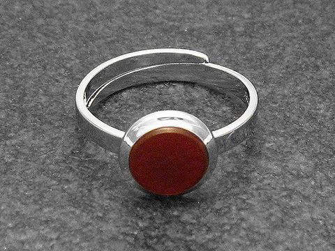 Silberring rho rund in verstellbarer Größe mit einem Karneolstein, Hersteller Juwelier Harnisch, rhodiniert, elegant und modern gestaltet für stilvolle Akzente.