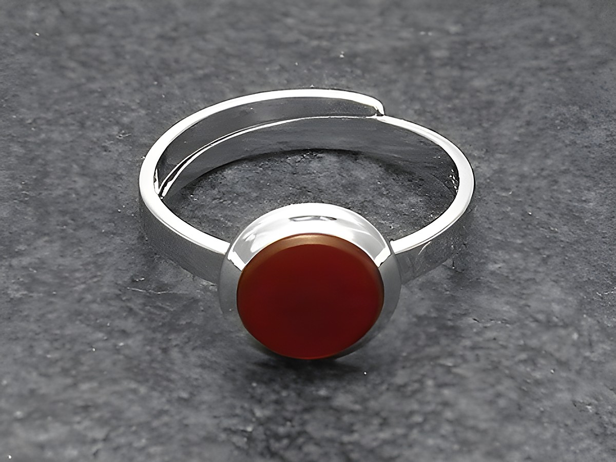 Silberring rho rund in verstellbarer Größe mit einem Karneolstein, Hersteller Juwelier Harnisch, rhodiniert, elegant und modern gestaltet für stilvolle Akzente.