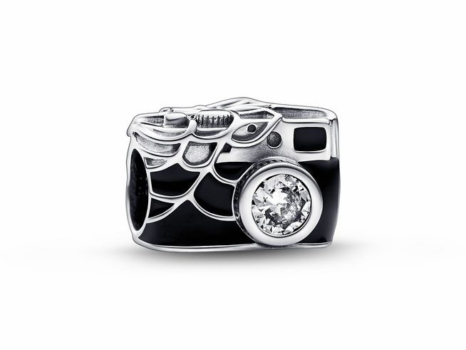 Ein charm von Pandora in Form einer Kamera aus Sterlingsilber mit Mehrfarbiger Emaille und Zirkonia, inspiriert von Spider-Man, detailreich gestaltet und glänzend.