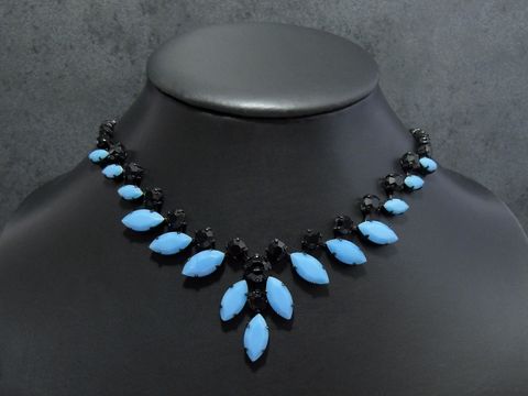 Schwarze und türkisfarbene Strass Halskette, individuell gefertigt, Länge 43-46 cm, von Juwelier Harnisch, mit schwarzer Fassung, elegant und stilvoll.