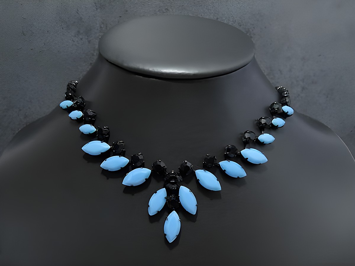 Schwarze und türkisfarbene Strass Halskette, individuell gefertigt, Länge 43-46 cm, von Juwelier Harnisch, mit schwarzer Fassung, elegant und stilvoll.