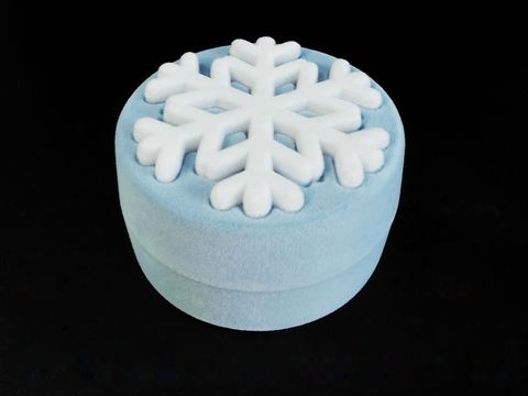 Geschenkschachtel rund in hellgrau mit Schneeflockenmuster, Durchmesser 53 mm, Hersteller Juwelier Harnisch, ideal für Geschenke und besondere Anlässe.