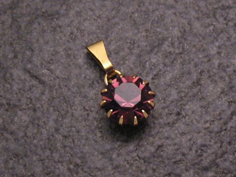 Lila Strass Anhänger im Sexy City Look, rund, mit goldfarbener Fassung, Hersteller: Juwelier Harnisch, ideal für stilvolle Akzente und weitere Formen erhältlich.