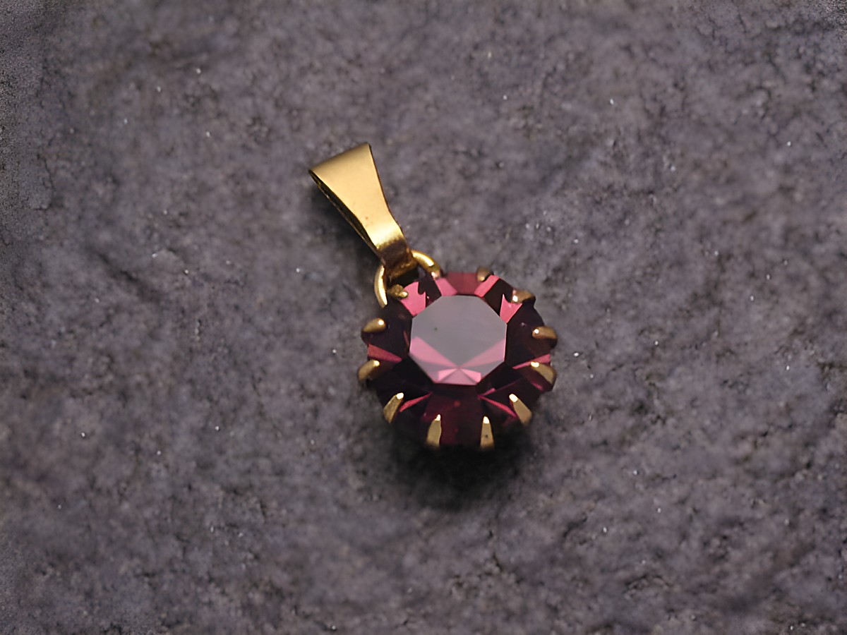 Lila Strass Anhänger im Sexy City Look, rund, mit goldfarbener Fassung, Hersteller: Juwelier Harnisch, ideal für stilvolle Akzente und weitere Formen erhältlich.