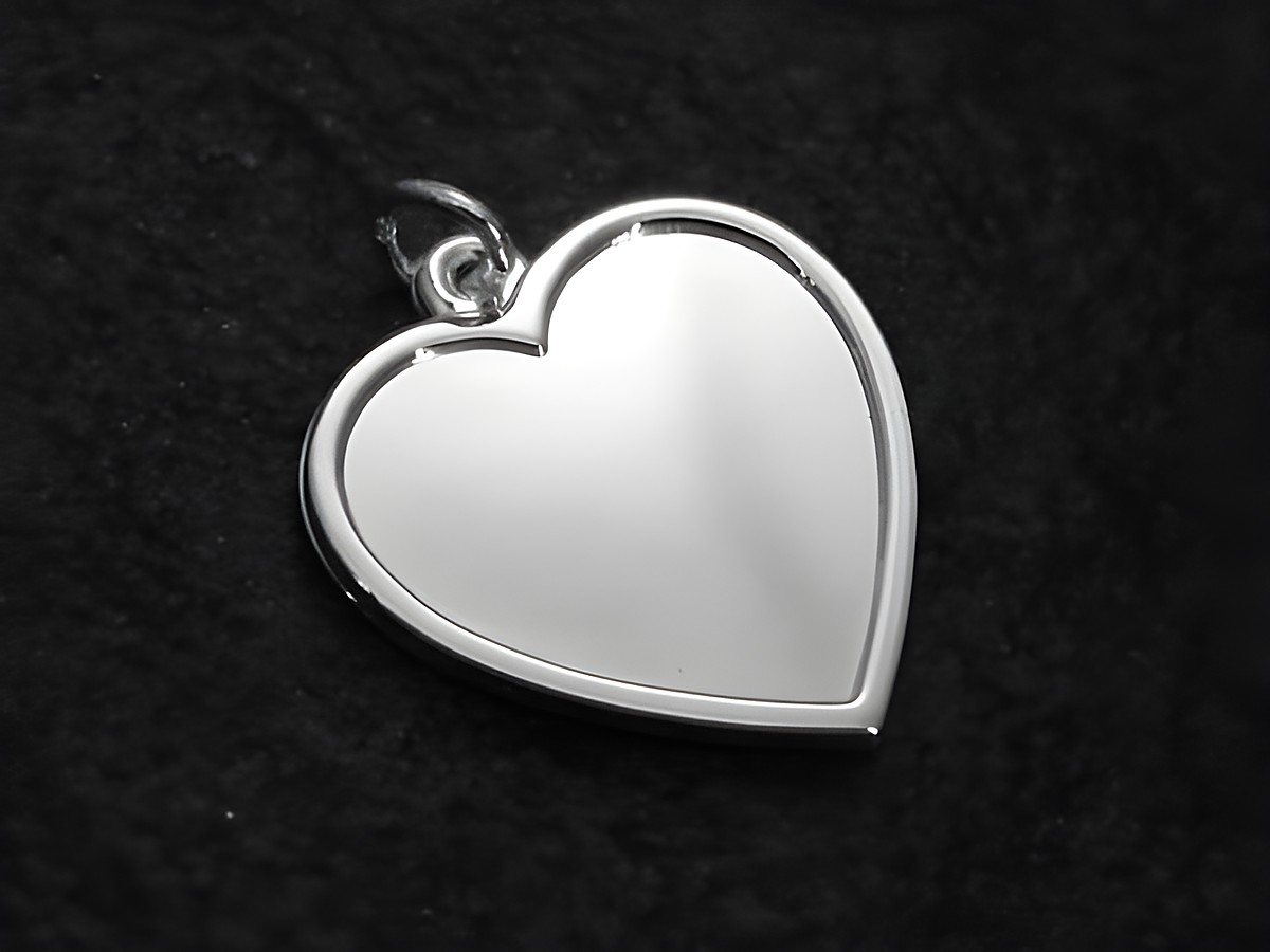 Gravur-Herz mit Rand Anhänger aus Sterling Silber, vom Hersteller Juwelier Harnisch, schlicht und elegantes Design, ideal für persönliche Gravuren und als Schmuckstück.