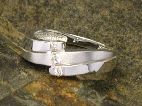 300101-0 Modernes 925 Sterling Silberring in Größe 52/17 mit Zirkonia. Der Ring hat ein elegantes Design mit geschwungenen Linien und ist vom Juwelier Harnisch gefertigt.