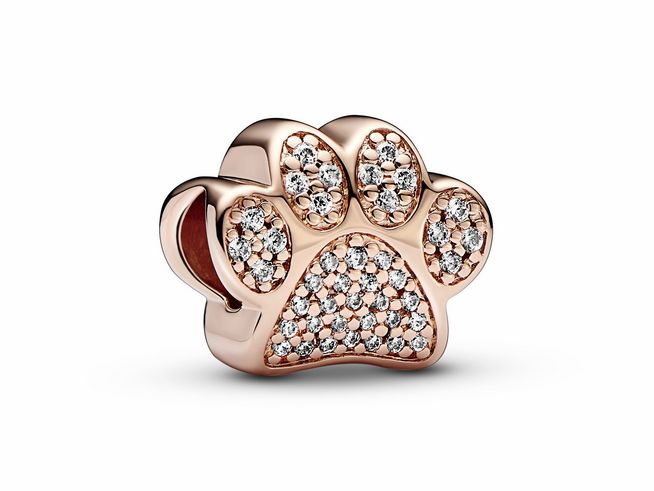 Funkelnder Pfotenabdruck Charm von Pandora in 585 Roségoldvergoldung, besetzt mit klaren Zirkonia-Steinen, stilvolles Design für Tierliebhaber.