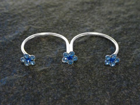 Doppel Zehenring aus Sterling Silber mit drei blauen Blüten, Hersteller Juwelier Harnisch, elegant und verspielt, ideal für Sommer und Strandmode.