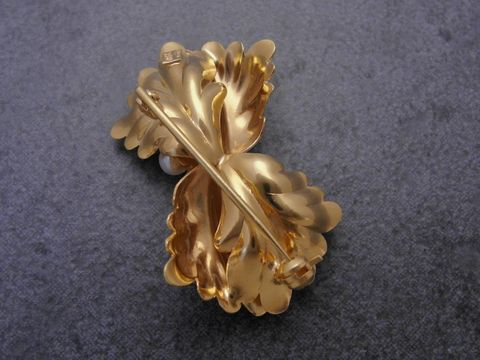 Gold Brosche - naturlieb - Gold 750 - Zuchtperlen - Anstecknadel, Hersteller: Juwelier Harnisch, Broschen, elegant designte Brosche mit geschwungenen Blattformen in hochwertigem Gold, ideal für stilvolle Akzente.