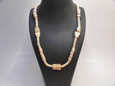 Holzkette in naturbraun mit verschiedenen Holzperlen in verschiedenen Formen, 21 mm, Länge 60 cm, perfekt für schlichte Eleganz, Hersteller Juwelier Harnisch.