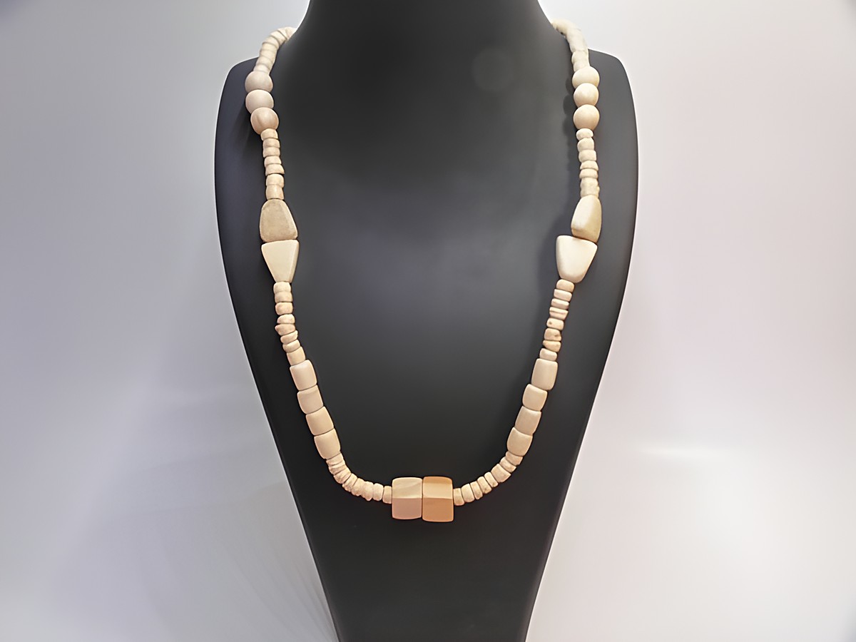 Holzkette in naturbraun mit verschiedenen Holzperlen in verschiedenen Formen, 21 mm, Länge 60 cm, perfekt für schlichte Eleganz, Hersteller Juwelier Harnisch.