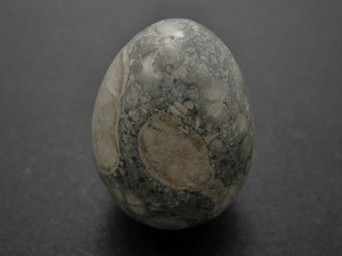 Steinei aus Achat in Grau- und natursteinfarbenen Tönen, oblonge Form, 37,6 x 28,2 x 28,2 mm, handgefertigt vom Hersteller Juwelier Harnisch.