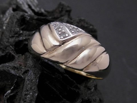 Gold Ring in mondänem Design aus Gold 585 bicolor mit Diamanten. Stilvoller Goldring in Größe 57, Hersteller: Juwelier Harnisch, bis Größe 58/18,5.