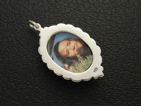 Cabochon - Russischer Serpentin - Silber Medaillon Anhänger, gefertigt vom Juwelier Harnisch, zeigt einen ovalen Cabochonstein mit abgebildeter Person und floralem Hintergrund.
