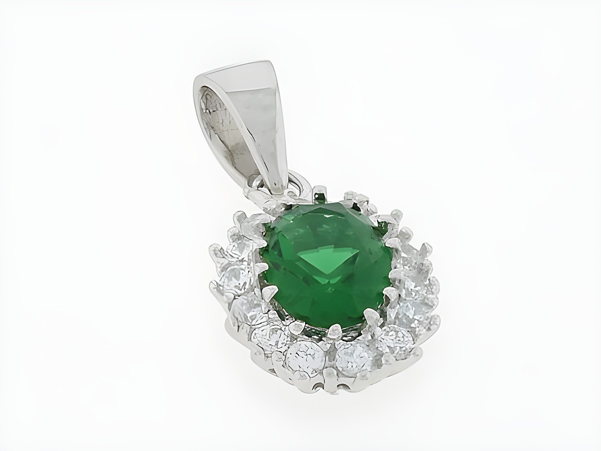 Silber Anhänger oval, glitzernd mit grünem Zirkonia in der Mitte, umrahmt von weißen Zirkonia-Steinen, Hersteller: Juwelier Harnisch.