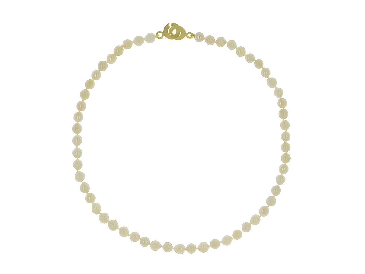 Perlenkette aus Süßwasser-Zuchtperlen in den Größen 6-6,5 mm in Weiß und Creme, Länge 41 cm, mit einem klassischen Silberverschluss, Hersteller Juwelier Harnisch. – Ansicht 3